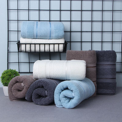 Rollo di asciugamani di cotone biologico morbido e ricco per un bagno confortevole