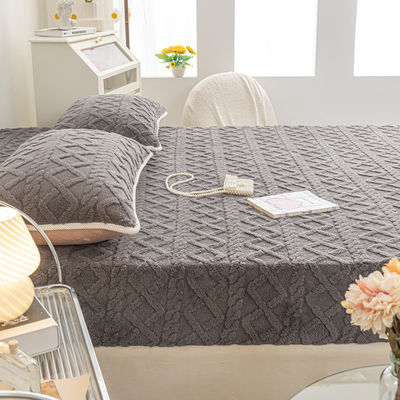 Copertura per letto in velluto di corallo caldo in inverno a singolo pezzo con tappeto antiscivolo ideale per la casa