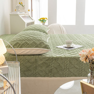 Copertura per letto in velluto di corallo caldo in inverno a singolo pezzo con tappeto antiscivolo ideale per la casa