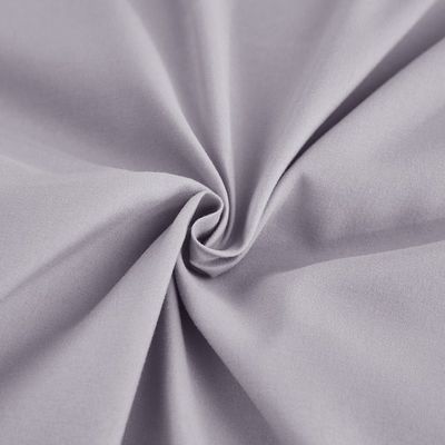 Aggiungi un tocco di eleganza al tuo letto con set di biancheria ricamata e tende abbinate