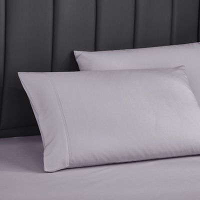 Aggiungi un tocco di eleganza al tuo letto con set di biancheria ricamata e tende abbinate