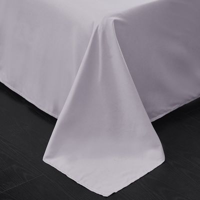 Aggiungi un tocco di eleganza al tuo letto con set di biancheria ricamata e tende abbinate