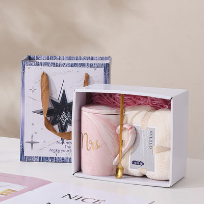 Tazze di ceramica di alta estetica, perfetti souvenir di matrimonio e regali per tutte le età.