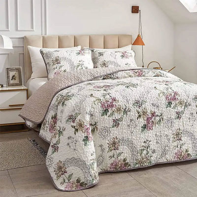 Vivi il massimo comfort con questo set di tre comodini di lusso personalizzabile
