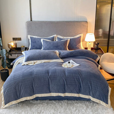 Grado A Stripes Four-Piece Set in Solid Color Milk Velvet e French Velvet per bambino