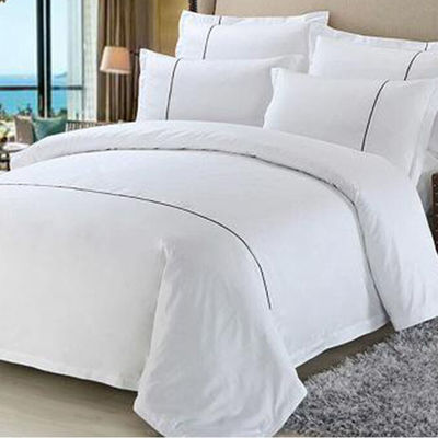 Set di biancheria da letto e asciugamani dell'hotel migliorano il soggiorno degli ospiti con un comfort ricamato