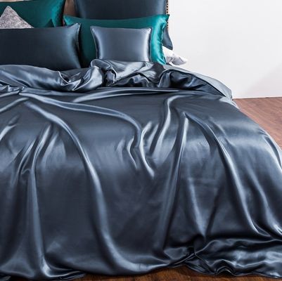 Ottieni una buona notte di sonno con questo set di lenzuola per coperte di seta di mirtillo